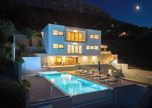 Hollywood Style Villa With Private Tennis Court, Casino, Cinema & More