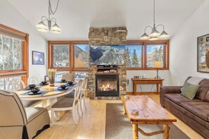 Living Area - Telluride Lodge 338 - Vivid Vacation Rentals - Living Area - Telluride Lodge 338 - Vivid Vacation Rentals