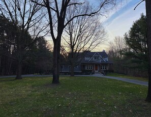 Spacious half-circle driveway—great for bikes, scooters and parking. 