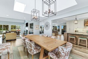 32 Full Sweep | Dining Table