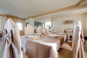 Spacious dinning area