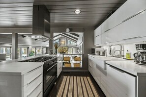Modern Kitchen w/ Dishwasher