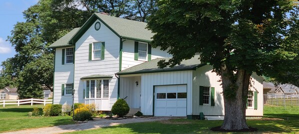Front view of The Farmhouse at Lindwood.
