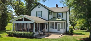 Back view of The Farmhouse at Lindwood