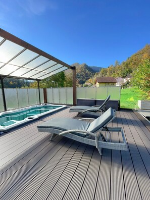 Outdoor spa tub