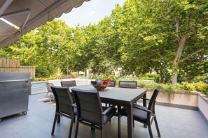 Terraza con vistas al mar, comedor, barbacoa y zona relax