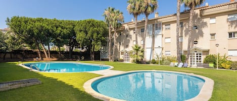 Patio con 2 piscinas, césped y ambiente tranquilo