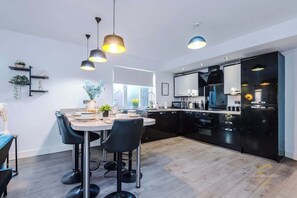 Modern open-plan kitchen with a stylish dining area – perfect for enjoying meals together.