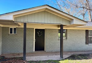 Welcome to 725 Bayou Shores. Come relax and enjoy a home away from home. 