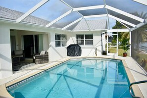 Pool / Lanai plus gas grill
