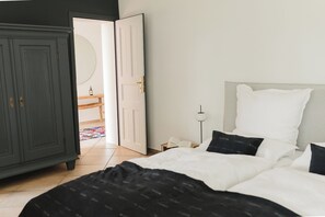 Schlafzimmer im Erdgeschoss mit Blick in den Garten und auf den See.