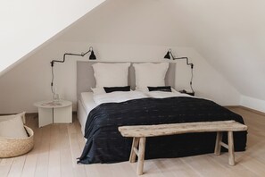 Großes Schlafzimmer im 1. OG mit Seeblick. 