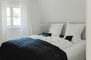 2. Schlafzimmer im 1. OG mit angegliedertem Arbeitsbereich.