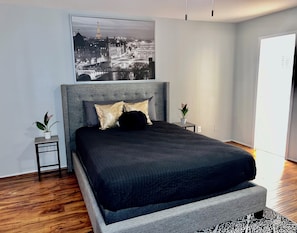 Sleep in Paris-queen size bed W/ oversized couch bed full on-suite bathroom