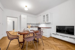 Fully Equipped Kitchen & Dining Area – Cook & Dine with Ease | Book Now with RENTUJEMY.COM