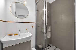 Modern Bathroom – Relax and Refresh in Style | Book Now with RENTUJEMY.COM
