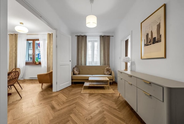 Spacious Living Room – Relax with a Big Smart TV | Book Now with RENTUJEMY.COM