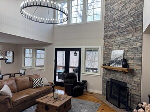 Living room with high ceiling 