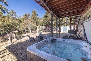 Jacuzzi under the stars and mountain views?