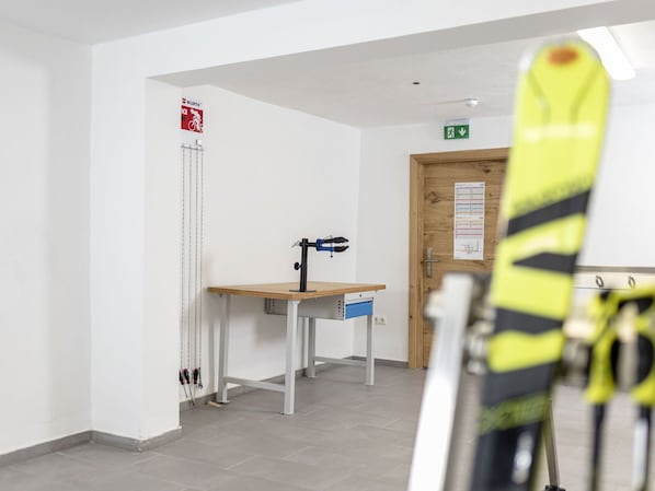 Gebäude, Interior Design, Holz, Tabelle, Fussboden, Flooring, Hartholz, Decke, Haus, Bücherregal