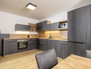 Cabinetry, Countertop, Eigentum, Möbel, Küche, Gebäude, Holz, Herd, Interior Design, Flooring