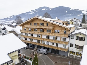 Himmel, Gebäude, Schnee, Berg, Fenster, Auto, Haus, Urban Design, Wohngebiet, Nachbarschaft