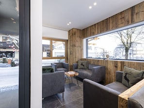 Tabelle, Möbel, Couch, Gebäude, Wohnzimmer, Komfort, Interior Design, Lampe, Fussboden, Schatten