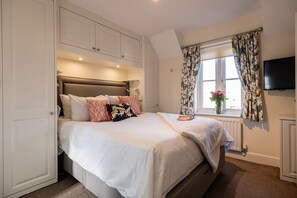 Blenheim Corner Master Bedroom - StayCotswold