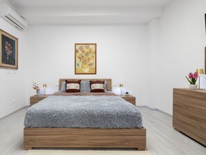 Möbel, Bett, Interior Design, Schlafzimmer, Fussboden, Flooring, Bedding, Bettdecke, Wand, Holz