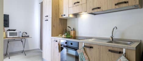Wood, Countertop, Kitchen, Cabinetry, Major Appliance, Interior Design, Furniture, Kitchen Appliance, Flooring, Sink