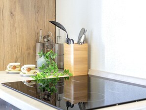 Küche, Countertop, Holz, Flooring, Küchengerät, Geschirr, Obst, Fussboden, Haushaltsgerät