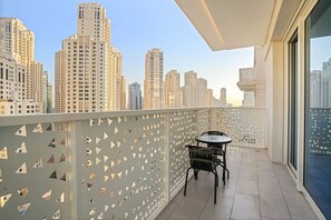 Balcony Retreat: Sip coffee while soaking in breathtaking views of the iconic Dubai skyline!