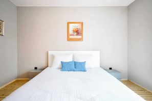 Sleep peacefully in this modern bedroom, featuring a comfortable bed and a serene atmosphere.