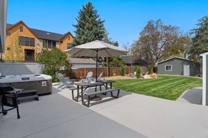 Private Backyard | Fire Pit, BBQ Grill and Hot Tub (Suite 320)