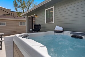 Private Backyard | Fire Pit, BBQ Grill and Hot Tub (Suite 320)