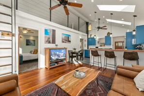 Living Area with Smart TV (Suite 322)