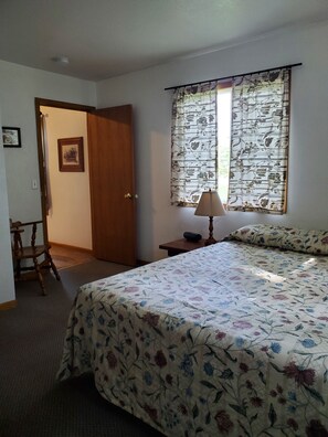 "Lake House" Queen bed facing Hardy lake