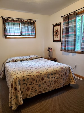 "Lake House" Queen bed facing woods