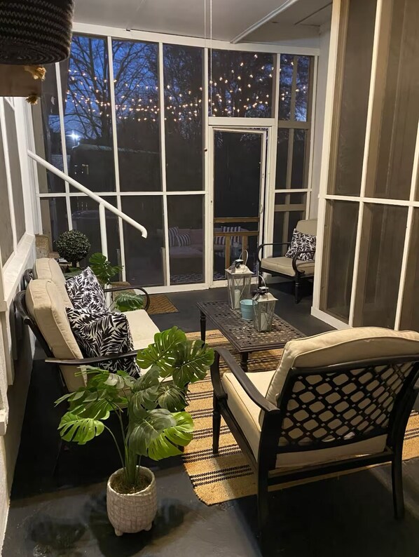Screenedback porch