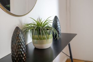 Stylish entry console with decorative accents