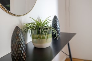 Stylish entry console with decorative accents