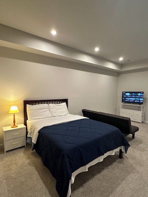 Full bed, Futon, TV