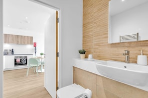 Bathroom with shower, toilet, and vmirror