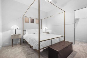 Bedroom 1 - Queen bed