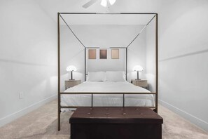 Bedroom 1 - Queen bed