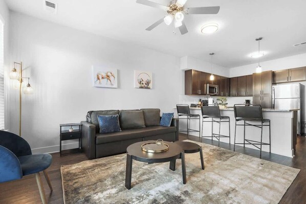 CozySuites Modern 2BR, Nora Indianapolis #11