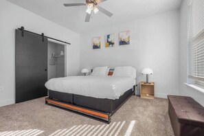 Bedroom - Queen bed