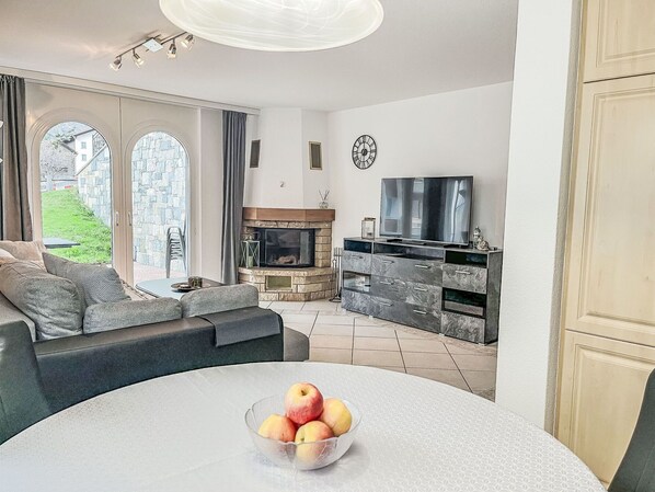Möbel, Interior Design, Flooring, Fussboden, Couch, Decke, Wohnzimmer, Zimmer, Beleuchtung, Fernsehen