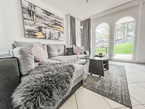 Möbel, Interior Design, Couch, Flooring, Fussboden, Wohnzimmer, Zuhause, Dekokissen, Kissen, Kissen