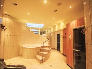 Interior Design, Flooring, Fussboden, Decke, Schlafzimmer, Bett, Bettrahmen, Bettdecke, Bedding, Hotel